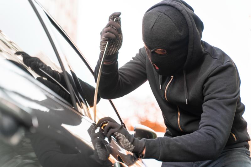 ladrão roubando carro